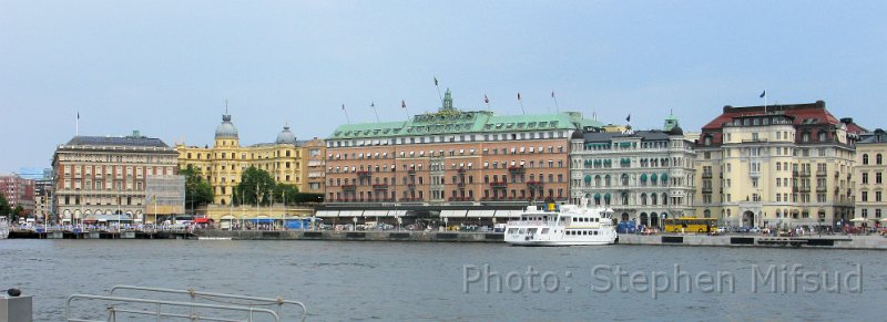 Bennas2010-3614.jpg - Photo showing part of Stockholm waterfront with the Grand Hotel in brick-red and the Royal Automobile Club in white next to it.